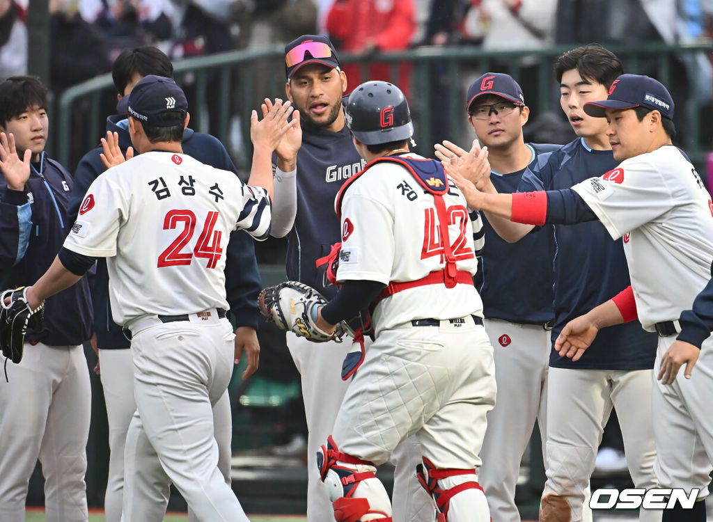 롯데 선수들이 승리한 후 기쁨을 나누고 있다. 2025.05.06 / foto0307@osen.co.kr