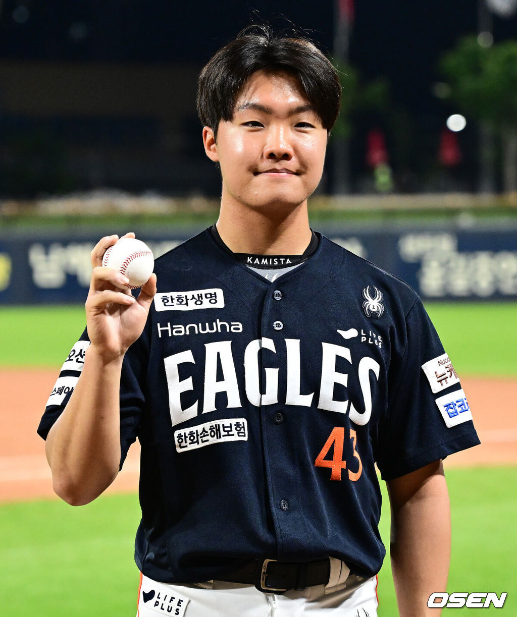 데뷔 첫 승을 거둔 한화 정우주가 기념구를 들고 포즈를 취하고 있다. 2025.05.02 /jpnews@osen.co.kr