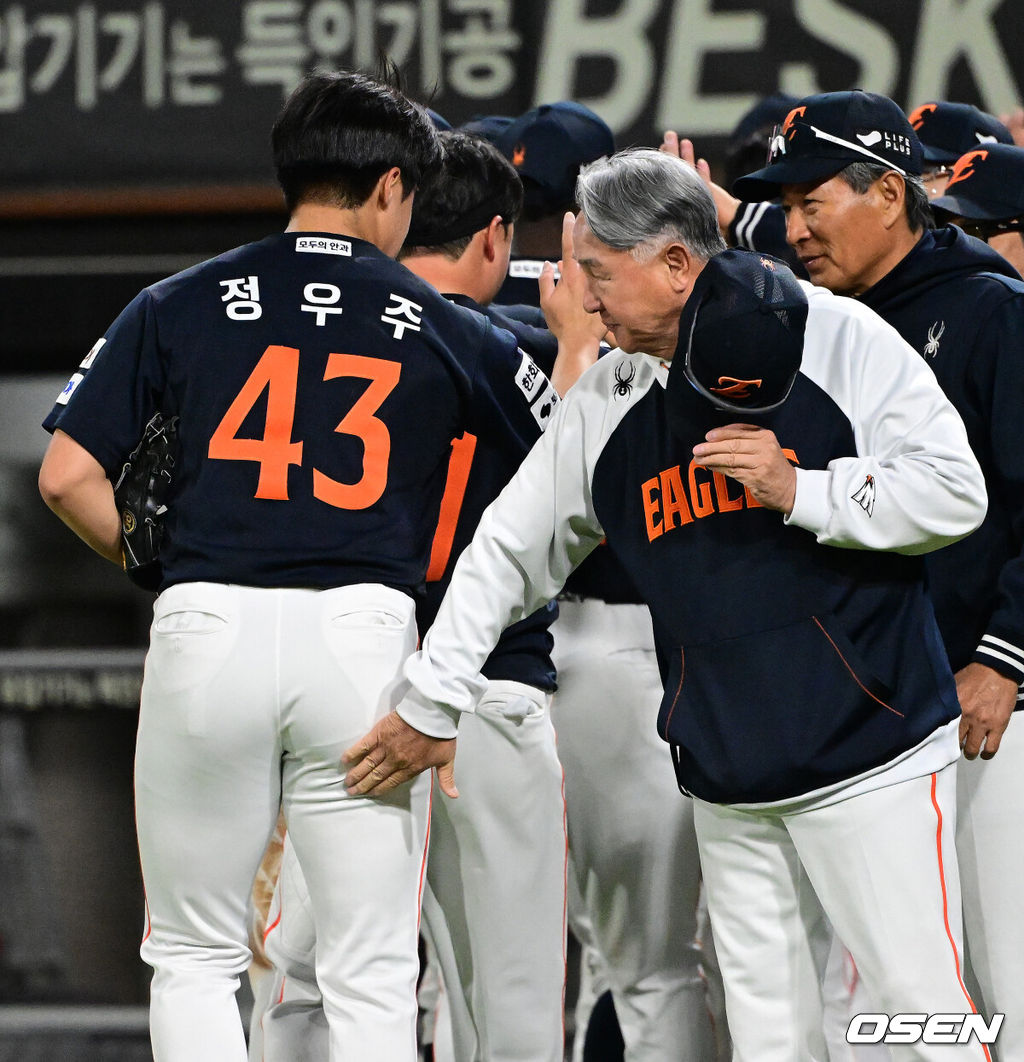 한화 김경문 감독이 데뷔 첫 승을 거둔 정우주를 축하하고 있다. 2025.05.02 /jpnews@osen.co.kr
