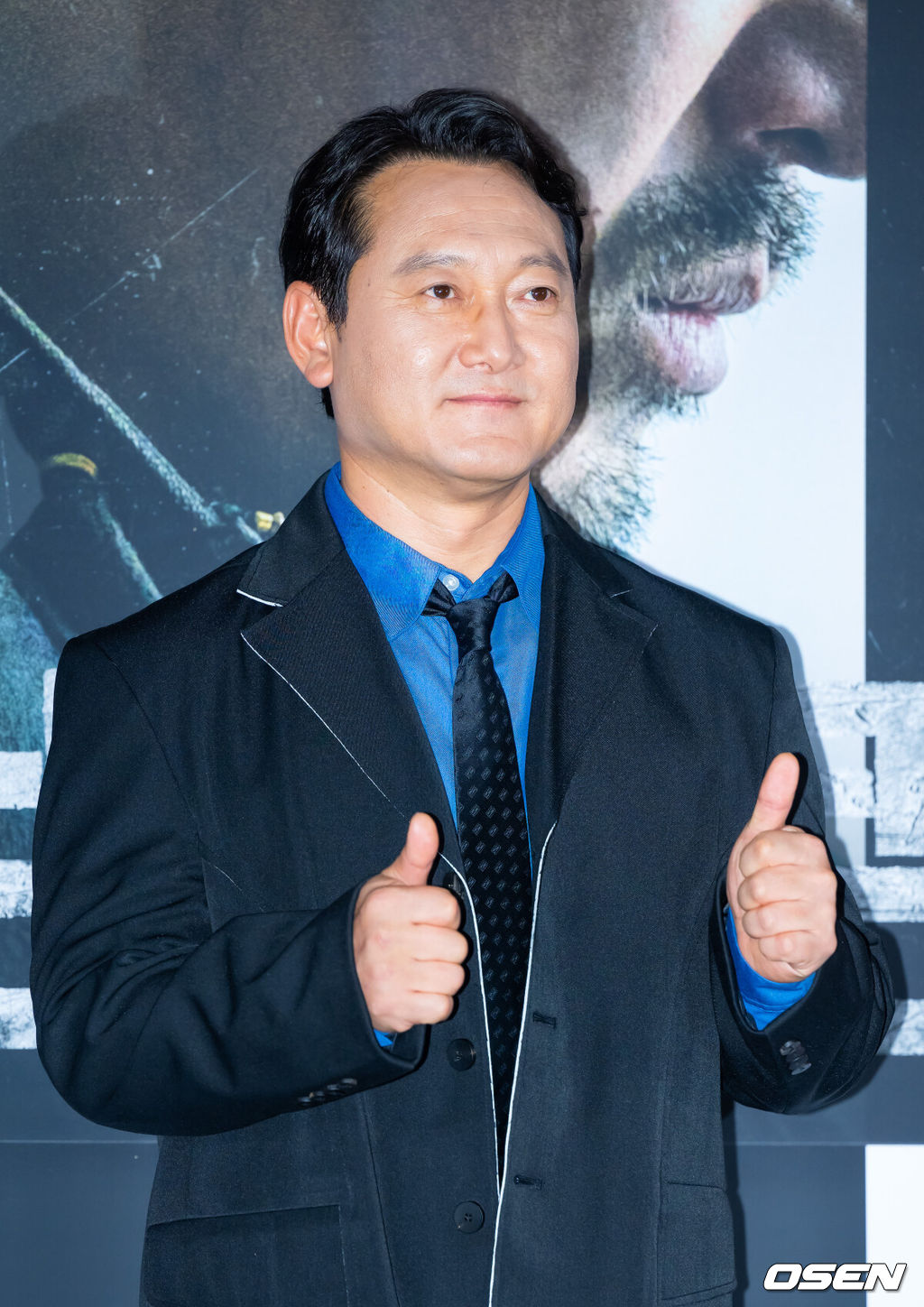 23일 오후 서울 CGV 용산아이파크몰에서 영화 '브로큰' 서 언론배급시사회가 열렸다.영화 ‘브로큰'은 시체로 돌아온 동생과 사라진 그의 아내, 사건을 예견한 베스트셀러 소설까지, 모든 것이 얽혀버린 그날 밤의 진실을 밝히기 위해 끝까지 달려가는 민태의 분노의 추적을 그린 작품이다.무대 위에서 배우 정만식이 포토타임을 갖고 있다. 2025.01.23 / rumi@osen.co.kr