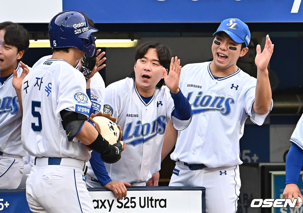 19일 대구삼성라이온즈파크에서 2025 신한 SOL 뱅크 KBO 리그 삼성 라이온즈와 롯데 자이언츠의 경기가 열렸다. 홈팀 삼성은 김대호가, 방문팀 롯데는 김진욱이 선발 출전했다. 삼성 라이온즈 구자욱이 2회말 1사 1,3루 우월 3점 홈런을 치고 동료들의 축하를 받고 있다. 2025.04.19 / foto0307@osen.co.kr