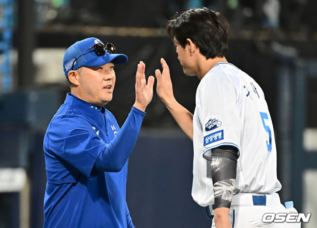 19일 대구삼성라이온즈파크에서 2025 신한 SOL 뱅크 KBO 리그 삼성 라이온즈와 롯데 자이언츠의 경기가 열렸다. 홈팀 삼성은 김대호가, 방문팀 롯데는 김진욱이 선발 출전했다. 삼성 라이온즈 박진만 감독이 롯데에 10-3으로 승리한 후 구자욱과 하이파이브를 하고 있다. 2025.04.19 / foto0307@osen.co.kr