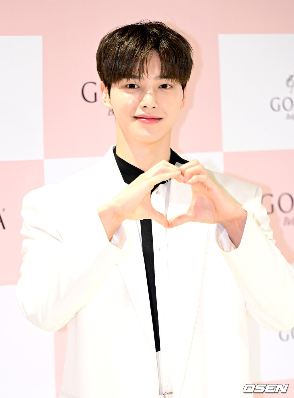 6일 오전 서울 서초동의 한 매장에서 초콜릿 브랜드의 발렌타인데이 기념 행사가 열렸다.배우 송강이 행사에 참석해 포즈를 취하고 있다. 2024.02.06 / dreamer@osen.co.kr