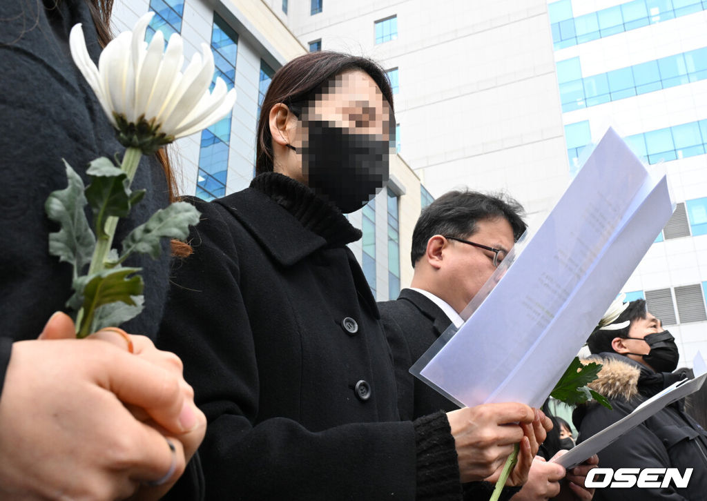 웹툰작가 주호민으로부터 아동 학대 혐의로 고소를 당해 선고 유예 판결을 받은 특수교사 A씨가 6일 경기도 수원시 영통구 수원지방법원에서 기자회견을 열었다. 1심 법원은 지난 1일 A씨에게 벌금 200만원의 선고를 유예했다.특수교사 A씨가 기자회견에서 입장문을 읽고 있다. 2024.02.06 /cej@osen.co.kr