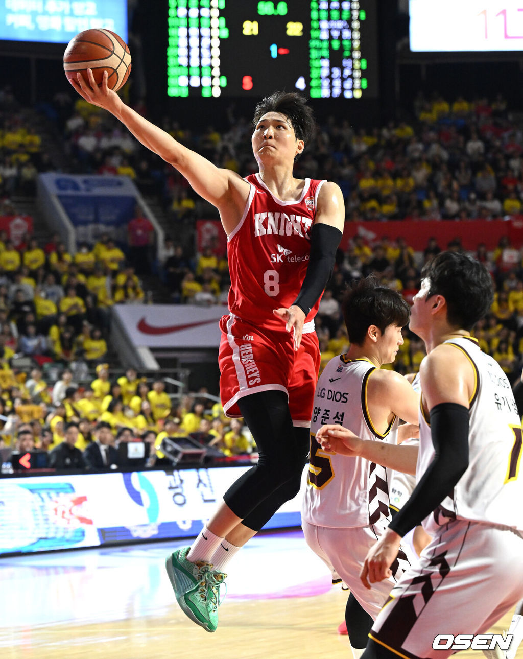 13일 오후 서울 잠실학생체육관에서 2024-2025 KBL 챔피언결정전 5차전 서울 SK와 창원 LG의 경기가 열렸다.LG는 1~3차전 승리 후 4차전 패배로 우승 확정 기회 놓쳤지만, 100% 우승 확률 유지하고 있다. SK는 4차전을 승리하며 사상 첫 역스윕 우승에 도전한다.1쿼터 SK 안영준이 슛을 시도하고 있다. 2025.05.13 /sunday@osen.co.kr