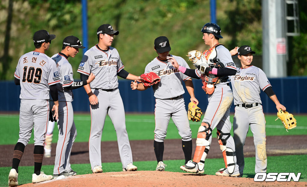 14일 오후 전남 함평기아챌린저스필드에서 열린 ‘2022 KBO 퓨처스리그’ KIA 타이거즈와 한화 이글스의 경기, 연장 승부치기 끝에 한화가 9-8로 승리하며 파죽의 14연승을 달렸다.경기를 마치고 승리한 한화 선수들이 하이파이브를 나누고 있다. 2022.09.14 / dreamer@osen.co.kr