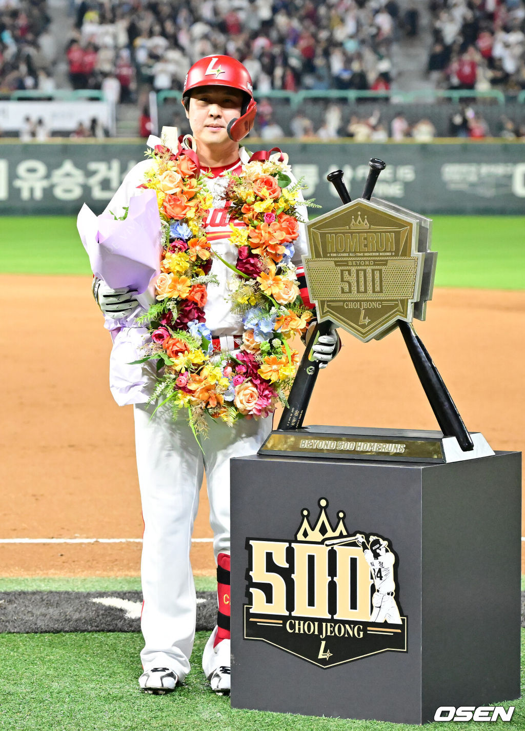 15일 오후 인천 SSG랜더스필드에서 ‘2025 신한 SOL Bank KBO리그’ SSG 랜더스와 NC 다이노스의 경기가 열렸다.SSG는 문승원을, NC는 라일리를 선발로 내세웠다.6회말 2사 주자 1루 SSG 최정이 좌월 동점 투런 홈런을 때리며 KBO리그 최초 500홈런에 성공한 후 포토타임을 갖고 있다. 2025.05.13 / rumi@osen.co.kr