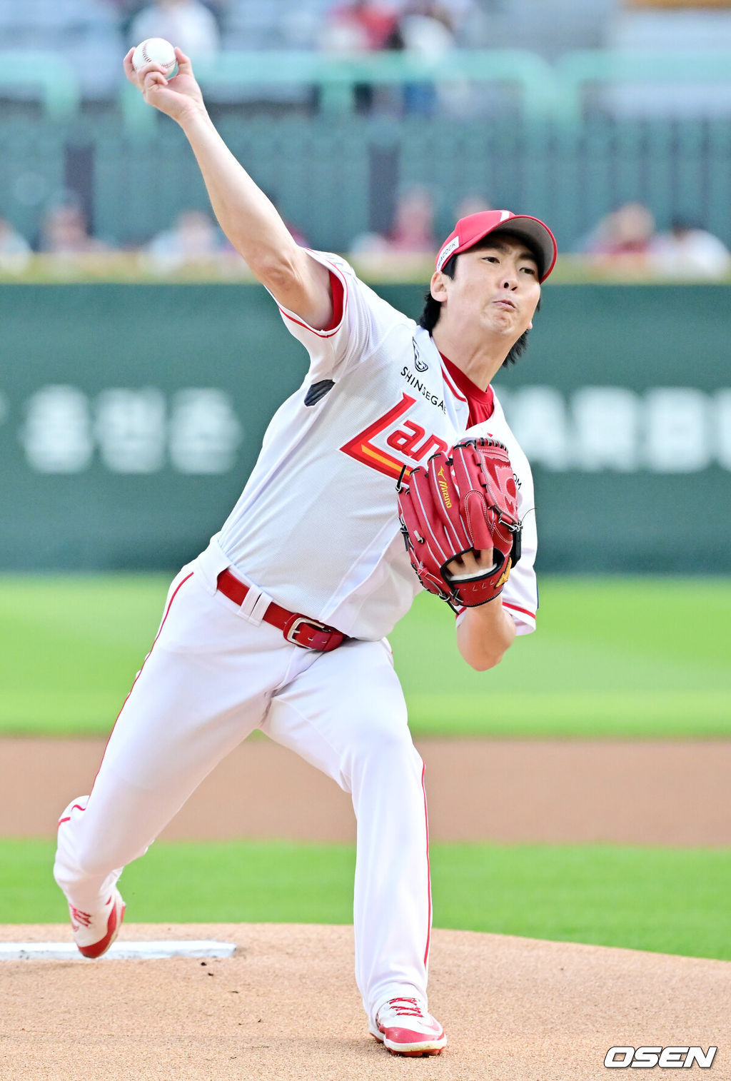 15일 오후 인천 SSG랜더스필드에서 ‘2025 신한 SOL Bank KBO리그’ SSG 랜더스와 NC 다이노스의 경기가 열렸다.SSG는 문승원을, NC는 라일리를 선발로 내세웠다.SSG 선발 문승원이 마운드 위에서 힘차게 공을 뿌리고 있다. 2025.05.13 / rumi@osen.co.kr