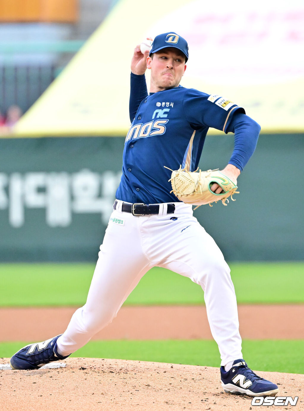 15일 오후 인천 SSG랜더스필드에서 ‘2025 신한 SOL Bank KBO리그’ SSG 랜더스와 NC 다이노스의 경기가 열렸다.SSG는 문승원을, NC는 라일리를 선발로 내세웠다.NC 선발 라일리가 마운드 위에서 힘차게 공을 뿌리고 있다. 2025.05.13 / rumi@osen.co.kr