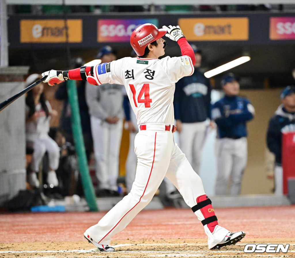 15일 오후 인천 SSG랜더스필드에서 ‘2025 신한 SOL Bank KBO리그’ SSG 랜더스와 NC 다이노스의 경기가 열렸다.SSG는 문승원을, NC는 라일리를 선발로 내세웠다.6회말 2사 주자 1루 SSG 최정이 좌월 동점 투런 홈런을 때리며 KBO리그 최초 500홈런에 성공하고 있다. 2025.05.13 / rumi@osen.co.kr