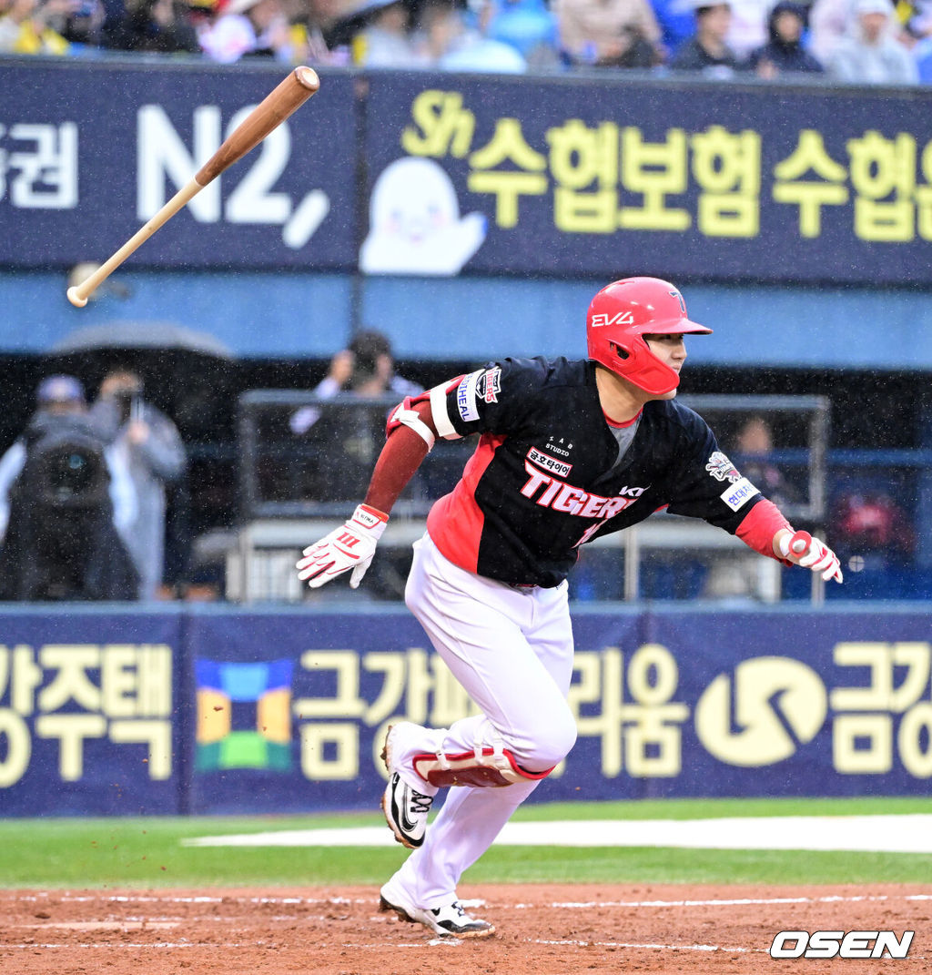 19일 오후 서울 잠실구장에서 2025 신한 SOL뱅크 KBO리그 두산 베어스와 KIA 타이거즈의 경기가 열렸다.이날 두산은 최원준, KIA는 아담 올러를 선발로 내세웠다.4회초 2사 1,2루에서 KIA 최원준이 1타점 우전 적시타를 날리고 있다. 2025.04.19 / jpnews@osen.co.kr