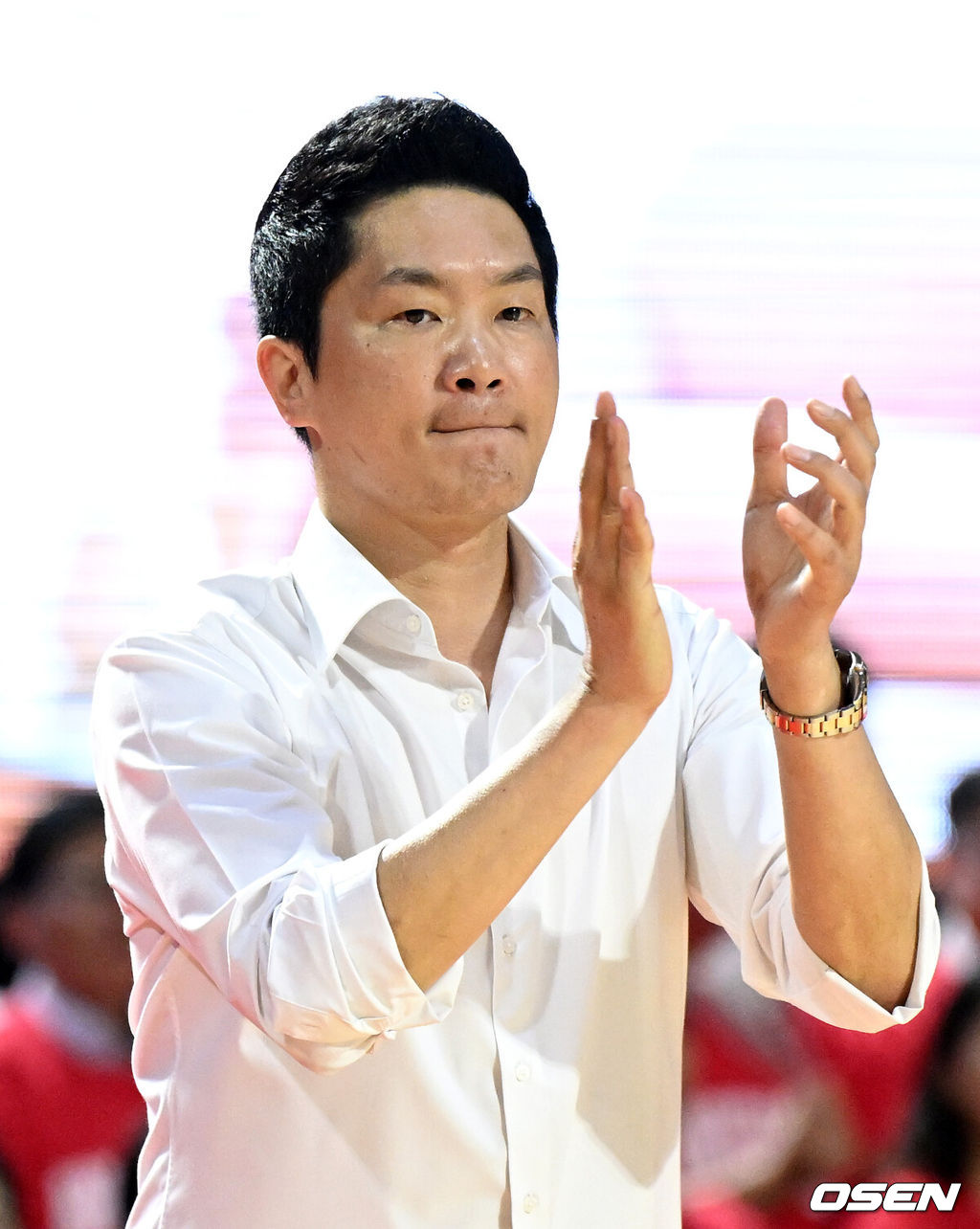 13일 오후 서울 잠실학생체육관에서 2024-2025 KBL 챔피언결정전 5차전 서울 SK와 창원 LG의 경기가 열렸다.LG는 1~3차전 승리 후 4차전 패배로 우승 확정 기회 놓쳤지만, 100% 우승 확률 유지하고 있다. SK는 4차전을 승리하며 사상 첫 역스윕 우승에 도전한다.4쿼터 SK 전희철 감독이 선수들에게 박수를 보내고 있다. 2025.05.13 /sunday@osen.co.kr