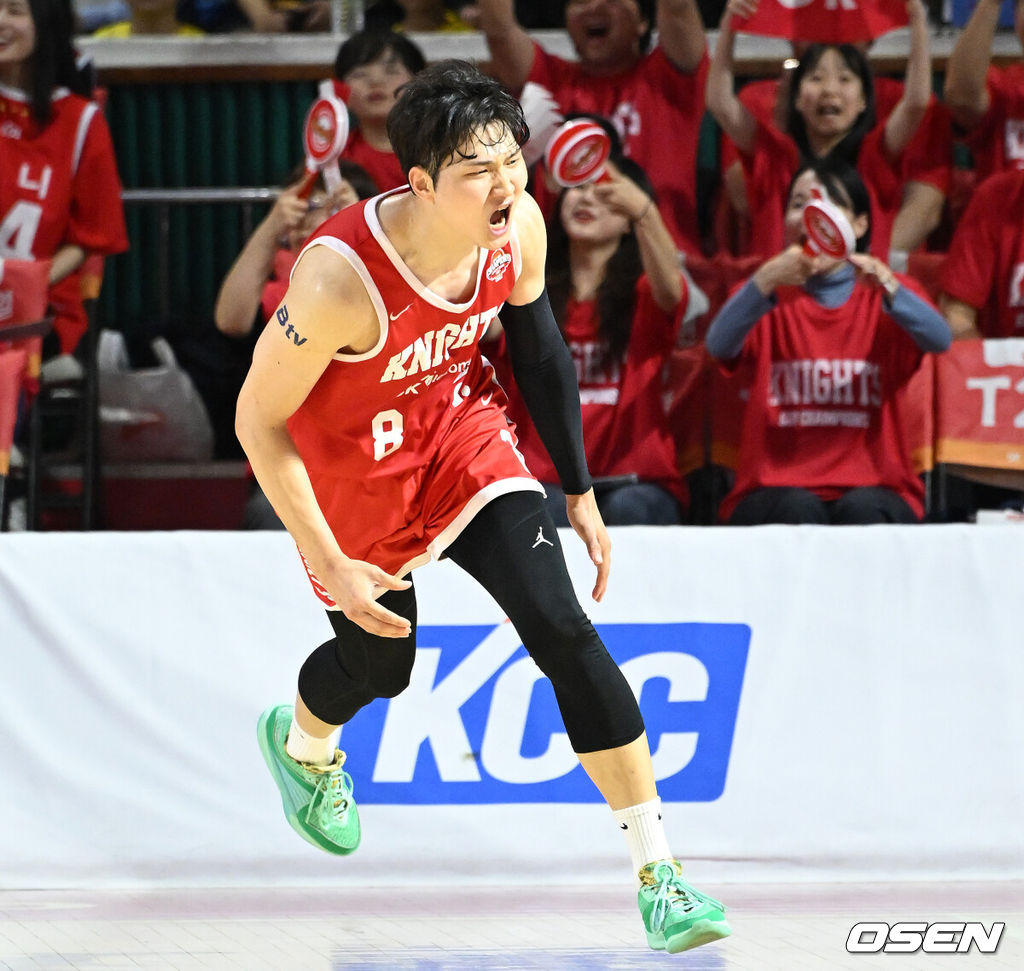 13일 오후 서울 잠실학생체육관에서 2024-2025 KBL 챔피언결정전 5차전 서울 SK와 창원 LG의 경기가 열렸다.LG는 1~3차전 승리 후 4차전 패배로 우승 확정 기회 놓쳤지만, 100% 우승 확률 유지하고 있다. SK는 4차전을 승리하며 사상 첫 역스윕 우승에 도전한다.3쿼터 SK 안영준이 득점을 성공시키고 환호하고 있다. 2025.05.13 /sunday@osen.co.kr