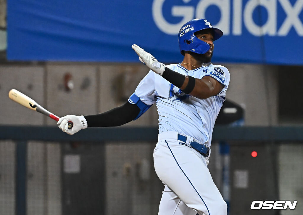 13일 포항야구장에서 2025 신한 SOL 뱅크 KBO 리그 삼성 라이온즈와 KT 위즈의 경기가 열렸다. 홈팀 삼성은 이승현이 선발로 출전하고, 방문팀 KT는 헤이수스가 선발로 출전했다.삼성 라이온즈 디아즈가 5회말 1사 1루 우월 2점 홈런을 치고 있다. 2025.05.13 / foto0307@osen.co.kr