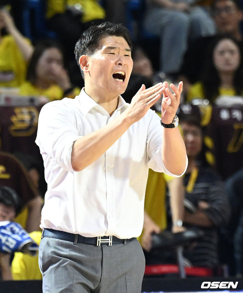 13일 오후 서울 잠실학생체육관에서 2024-2025 KBL 챔피언결정전 5차전 서울 SK와 창원 LG의 경기가 열렸다.LG는 1~3차전 승리 후 4차전 패배로 우승 확정 기회 놓쳤지만, 100% 우승 확률 유지하고 있다. SK는 4차전을 승리하며 사상 첫 역스윕 우승에 도전한다.2쿼터 KT 조상현 감독이 선수들에게 박수를 보내고 있다. 2025.05.13 /sunday@osen.co.kr