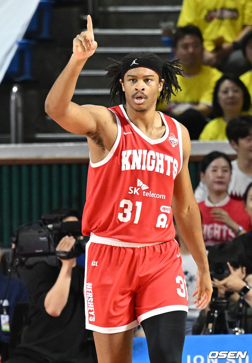 13일 오후 서울 잠실학생체육관에서 2024-2025 KBL 챔피언결정전 5차전 서울 SK와 창원 LG의 경기가 열렸다.LG는 1~3차전 승리 후 4차전 패배로 우승 확정 기회 놓쳤지만, 100% 우승 확률 유지하고 있다. SK는 4차전을 승리하며 사상 첫 역스윕 우승에 도전한다.1쿼터 SK 힉스가 환호하고 있다. 2025.05.13 /sunday@osen.co.kr