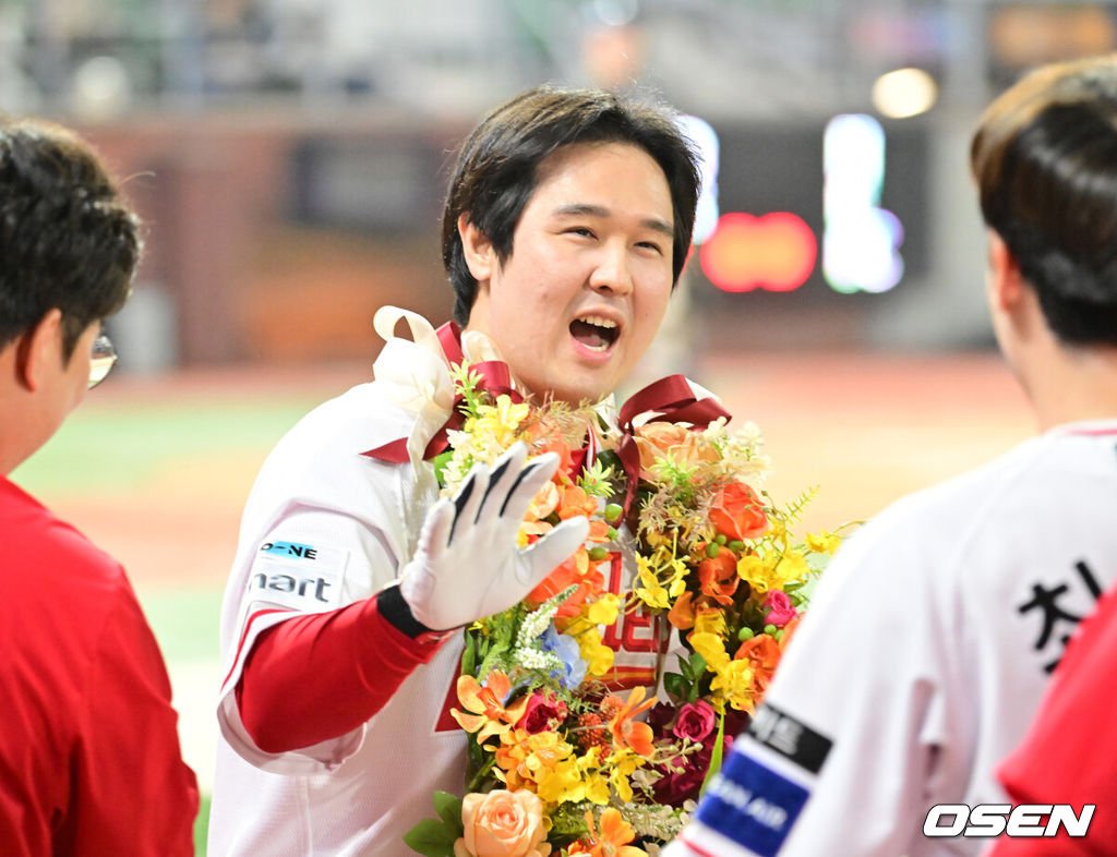 15일 오후 인천 SSG랜더스필드에서 ‘2025 신한 SOL Bank KBO리그’ SSG 랜더스와 NC 다이노스의 경기가 열렸다.SSG는 문승원을, NC는 라일리를 선발로 내세웠다.6회말 2사 주자 1루 SSG 최정이 좌월 동점 투런 홈런을 때리며 KBO리그 최초 500홈런에 성공한 후 기뻐하고 있다. 2025.05.13 / rumi@osen.co.kr
