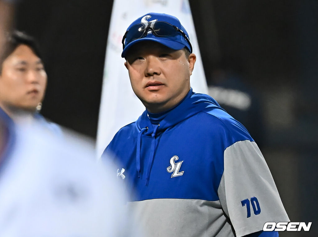 13일 포항야구장에서 2025 신한 SOL 뱅크 KBO 리그 삼성 라이온즈와 KT 위즈의 경기가 열렸다. 홈팀 삼성은 이승현이 선발로 출전하고, 방문팀 KT는 헤이수스가 선발로 출전했다.삼성 라이온즈 박진만 감독이 KT 위즈에 5-3으로 승리한 후 팬들에게 인사한 후 더그아웃으로 들어가고 있다. 2025.05.13 / foto0307@osen.co.kr