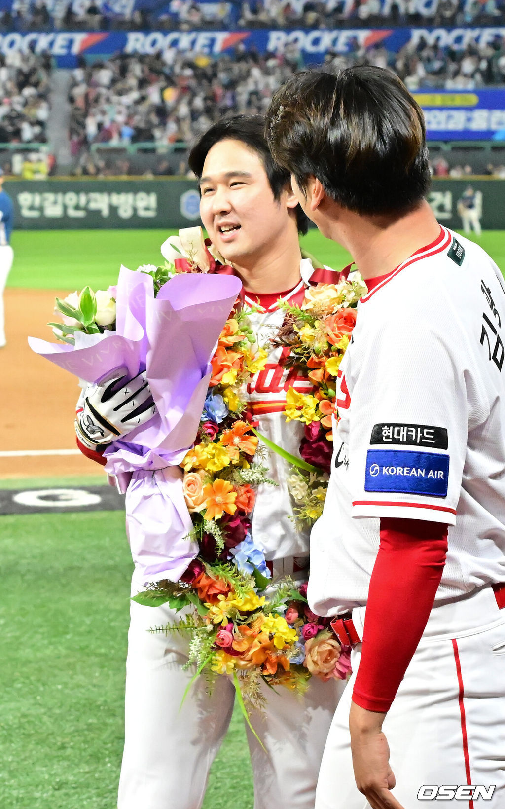 15일 오후 인천 SSG랜더스필드에서 ‘2025 신한 SOL Bank KBO리그’ SSG 랜더스와 NC 다이노스의 경기가 열렸다.SSG는 문승원을, NC는 라일리를 선발로 내세웠다.6회말 2사 주자 1루 SSG 최정이 좌월 동점 투런 홈런을 때리며 KBO리그 최초 500홈런에 성공한 후 주장 김광현에게 꽃다발을 받으며 포옹을 하고 있다. 2025.05.13 / rumi@osen.co.kr
