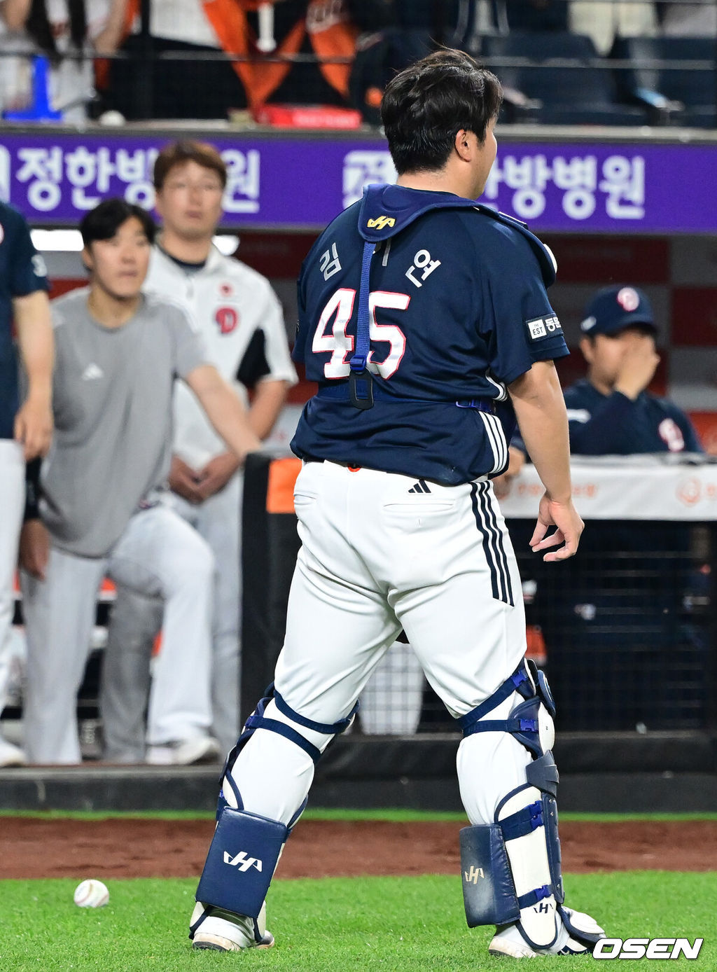 13일 대전 한화생명볼파크에서 ‘2025 신한 SOL Bank KBO리그’ 한화 이글스와 두산 베어스의 경기가 열렸다.이날 한화는 류현진, 두산은 최원준을 선발로 내세웠다.9회말 2사 1루 한화 최인호의 파울 때 두산 포수 김기연이 타구를 놓친 뒤 아쉬워하고 있다. 2025.05.13 / ksl0919@osen.co.kr