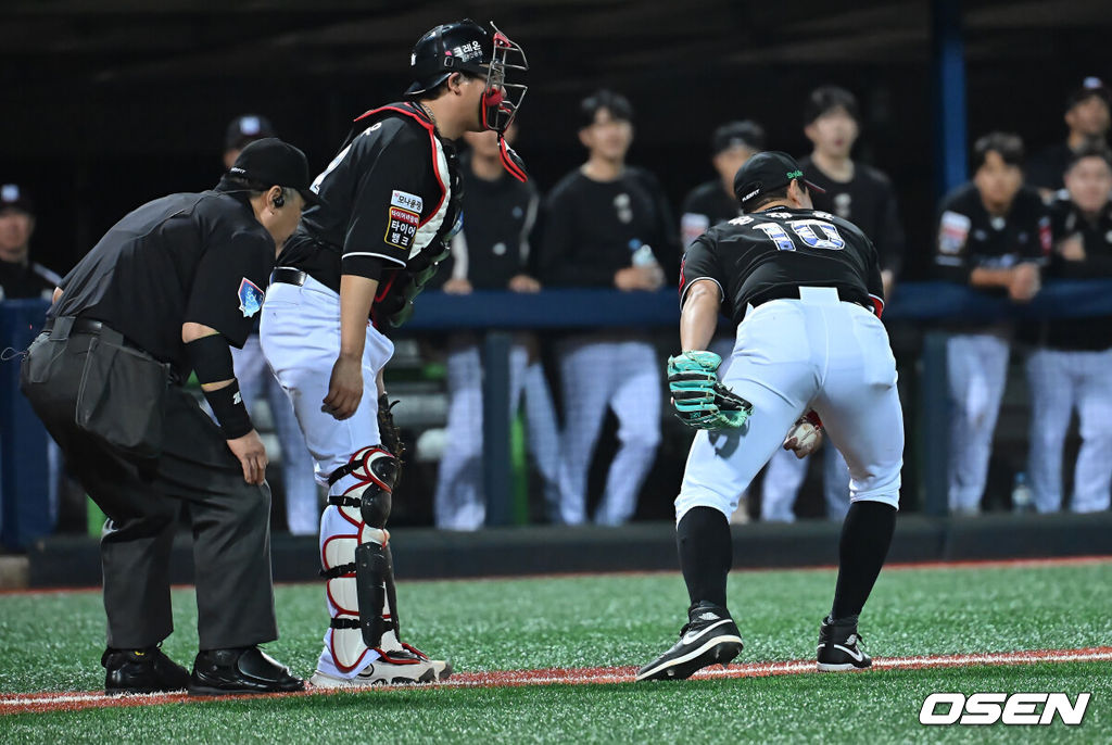 13일 포항야구장에서 2025 신한 SOL 뱅크 KBO 리그 삼성 라이온즈와 키움 히어로즈의 경기가 열렸다. 홈팀 삼성은 이승현이 선발로 출전하고, 방문팀 KT는 헤이수스가 선발로 출전했다.KT 위즈 황재균과 장성우가 8회말 무사 1루 삼성 라이온즈 김태근의 3루수 앞 번트가 파울 라인을 넘지 않자 3루로 향하는 류지혁을 보고 있다. 2025.05.13 / foto0307@osen.co.kr