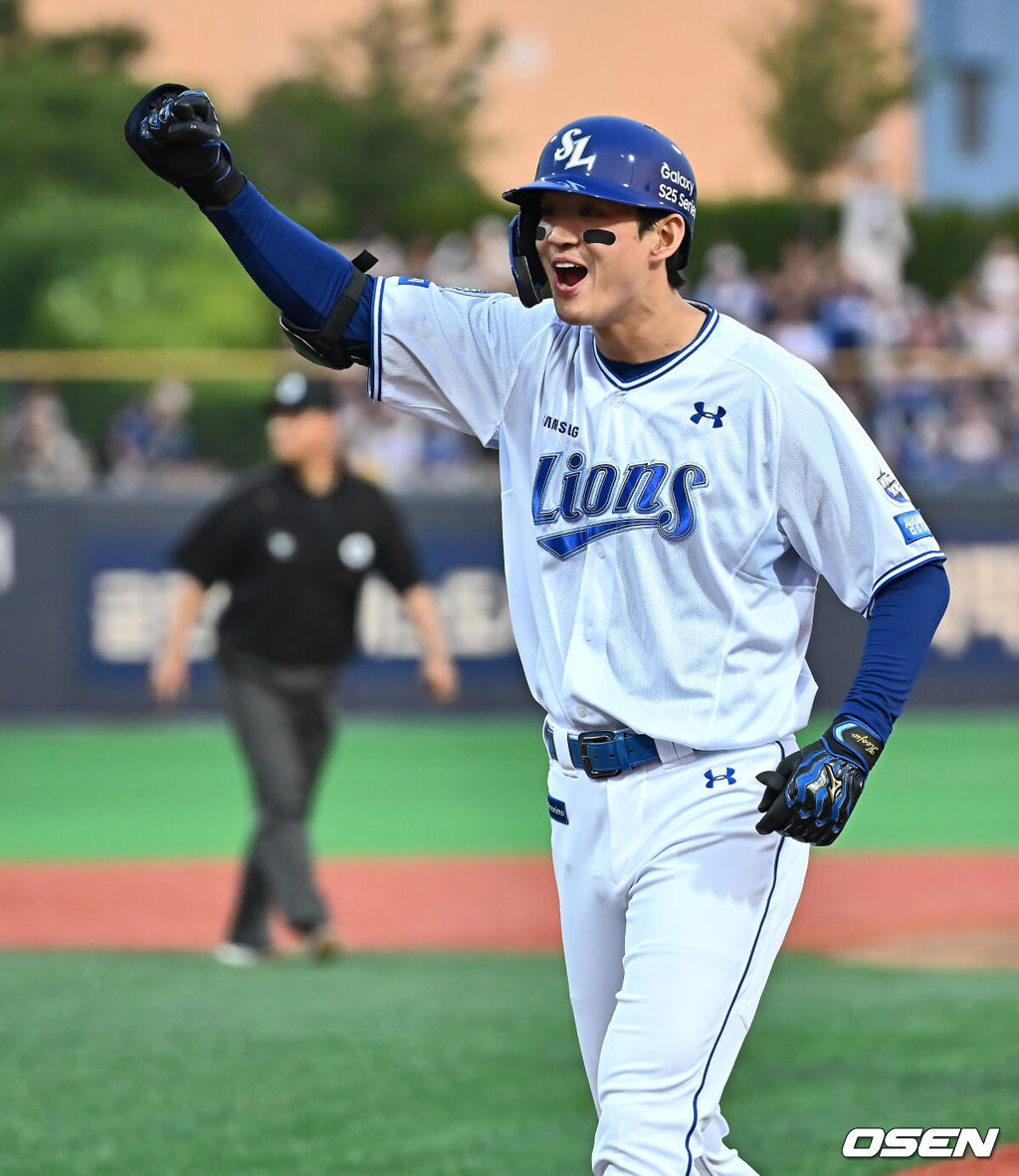 13일 포항야구장에서 2025 신한 SOL 뱅크 KBO 리그 삼성 라이온즈와 KT 위즈의 경기가 열렸다. 홈팀 삼성은 이승현이 선발로 출전하고, 방문팀 KT는 헤이수스가 선발로 출전했다.삼성 라이온즈 구자욱이 2회말 1사 만루 중견수 앞 2타점 안타를 치고 환호하고 있다. 2025.05.13 / foto0307@osen.co.kr
