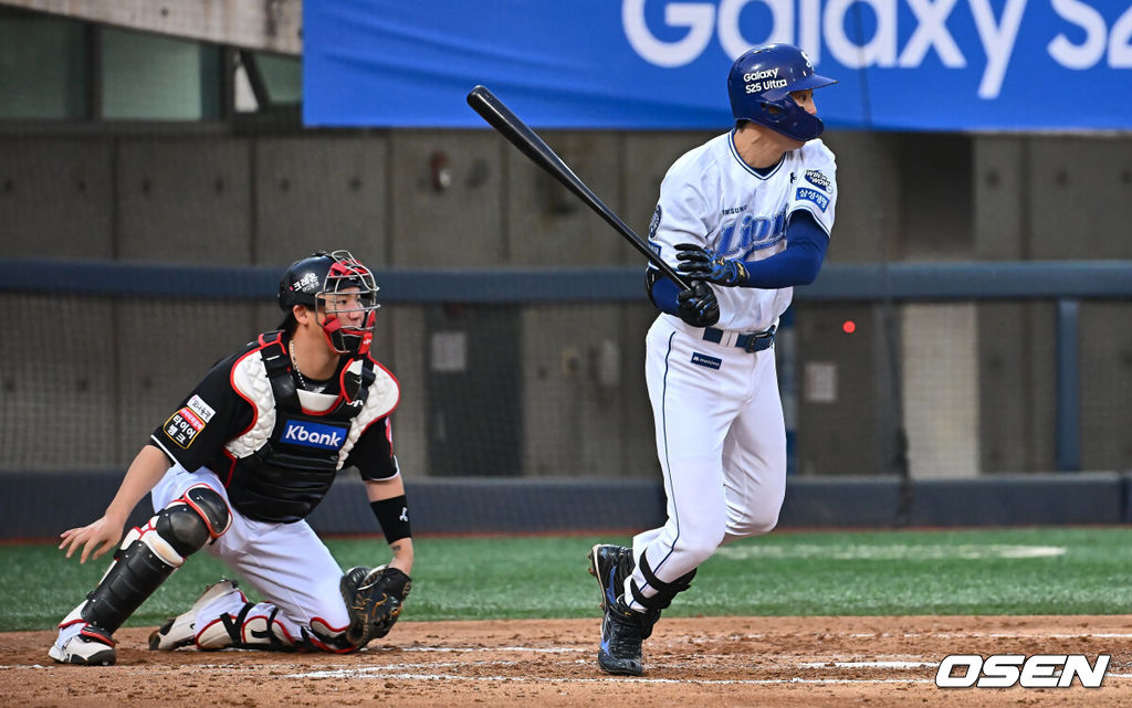 13일 포항야구장에서 2025 신한 SOL 뱅크 KBO 리그 삼성 라이온즈와 KT 위즈의 경기가 열렸다. 홈팀 삼성은 이승현이 선발로 출전하고, 방문팀 KT는 헤이수스가 선발로 출전했다.삼성 라이온즈 구자욱이 2회말 1사 만루 중견수 앞 2타점 안타를 치고 있다. 2025.05.13 / foto0307@osen.co.kr