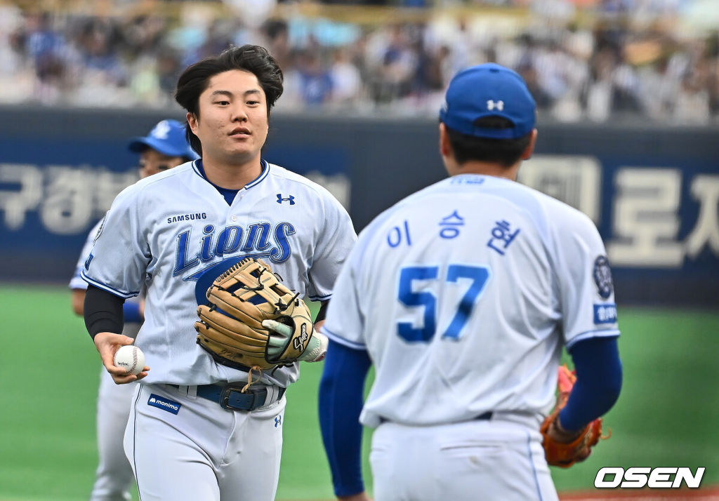 13일 포항야구장에서 2025 신한 SOL 뱅크 KBO 리그 삼성 라이온즈와 KT 위즈의 경기가 열렸다. 홈팀 삼성은 이승현이 선발로 출전하고, 방문팀 KT는 헤이수스가 선발로 출전했다.삼성 라이온즈 류지혁이 1회초 2사 1,3루 KT 위즈 장성우의 타구를 잡아내고 이승현의 감사 인사를 받고 있다. 2025.05.13 / foto0307@osen.co.kr
