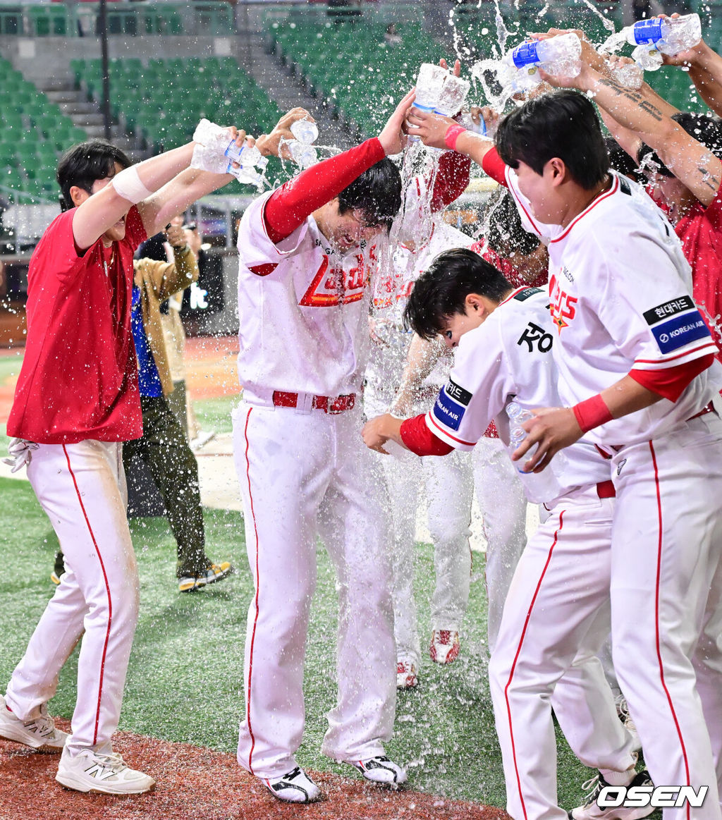15일 오후 인천 SSG랜더스필드에서 ‘2025 신한 SOL Bank KBO리그’ SSG 랜더스와 NC 다이노스의 경기가 열렸다. 이 경기에서 SSG 최정은 4타수 2안타 1홈런 2타점 1득점으로 활약했다. 6회 극적인 동점 투런홈런을 날리며 팬들을 열광시켰다. 최정은 이 홈런으로 KBO리그 최초로 500홈런을 기록했다. SSG는 6-3 역전승을 거두고 3연승을 질주했다. 경기를 마치고 최정의 500홈런 축하 물세례가 진행되고 있다. 2025.05.13 / rumi@osen.co.kr