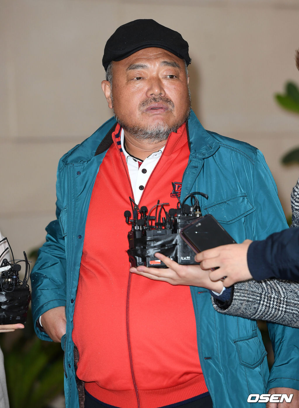 성폭행 혐의로 30대 여성 A씨에게 고소당한 가수 김흥국이 경찰 소환 조사를 받기 위해 5일 오후 서울 광진경찰서에 피의자 신분으로 출석했다.가수 김흥국이 인터뷰를 하고 있다./sunday@osen.co.kr 