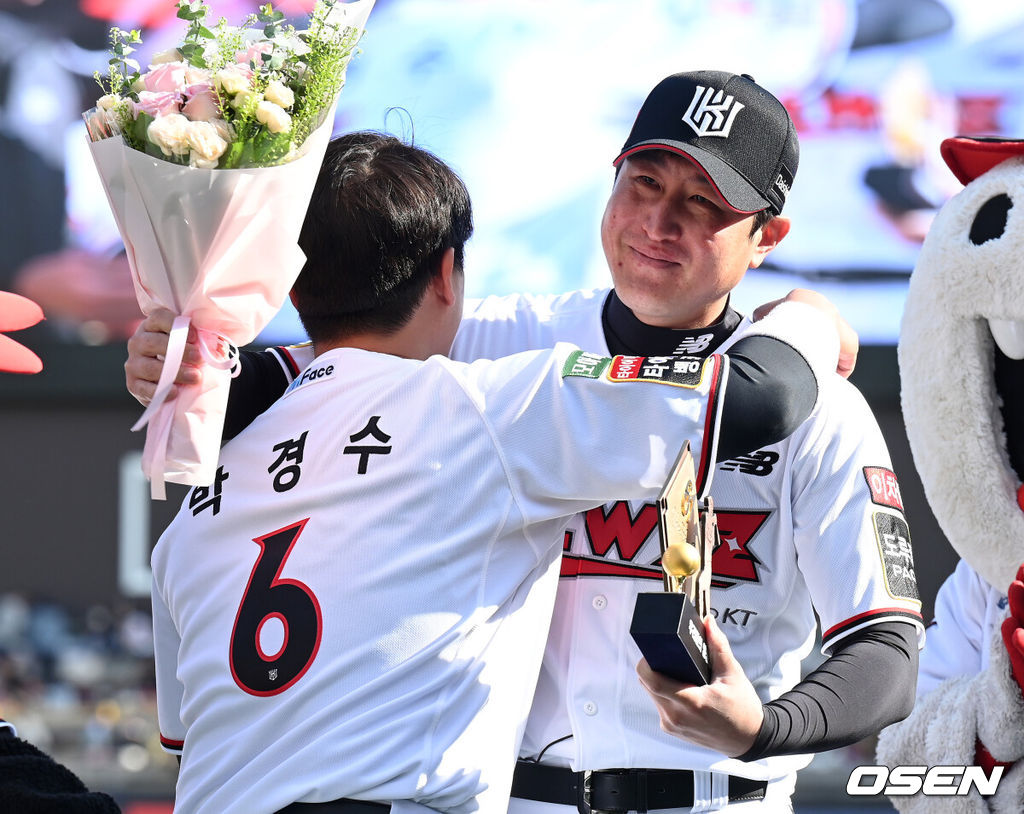 14일 오후 수원 KT위즈파크에서 '2022 신한은행 SOL KBO 리그' KT 위즈와 키움 히어로즈의 경기가 열렸다.은퇴식에 앞서 KT 유한준이 박경수와 포옹을 나누고 있다. 2022.05.14
