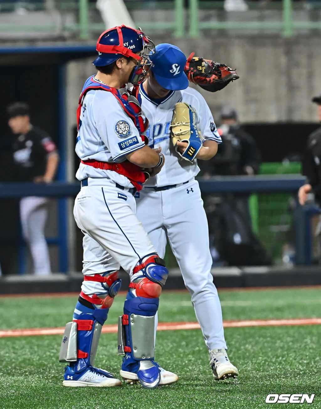 13일 포항야구장에서 2025 신한 SOL 뱅크 KBO 리그 삼성 라이온즈와 키움 히어로즈의 경기가 열렸다. 홈팀 삼성은 이승현이 선발로 출전하고, 방문팀 KT는 헤이수스가 선발로 출전했다.삼성 라이온즈 강민호가 KT 위즈에 5-3으로 승리한 후 이호성과 포옹을 하고 있다. 2025.05.13 / foto0307@osen.co.kr