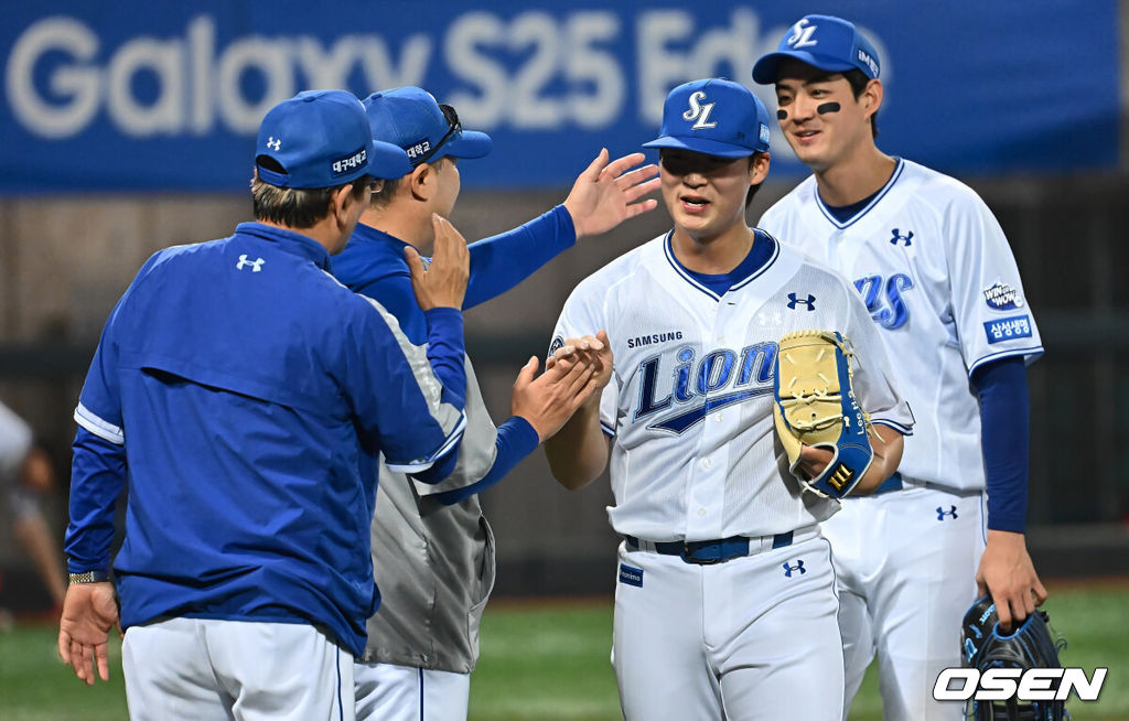 13일 포항야구장에서 2025 신한 SOL 뱅크 KBO 리그 삼성 라이온즈와 키움 히어로즈의 경기가 열렸다. 홈팀 삼성은 이승현이 선발로 출전하고, 방문팀 KT는 헤이수스가 선발로 출전했다.삼성 라이온즈 이호성이 KT 위즈에 5-3으로 승리한 후 박진만 감독과 기쁨을 나누고 있다. 2025.05.13 / foto0307@osen.co.kr