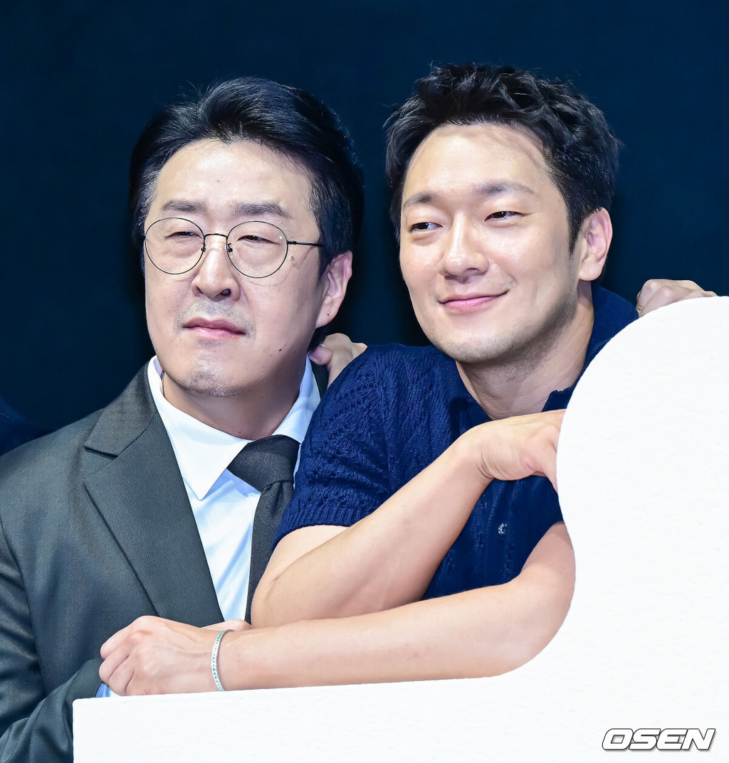14일 오전 서울 종로구 JW 메리어트 동대문 스퀘어에서 디즈니+ 오리지널 시리즈 '나인 퍼즐' 제작발표회가 열렸다.윤종빈 감독의 신작 '나인 퍼즐’은 10년 전, 미결 사건의 유일한 목격자이자 현직 프로파일러인 ‘이나’(김다미)와 그를 끝까지 용의자로 의심하는 강력팀 형사 ‘한샘’(손석구)이 의문의 퍼즐 조각과 함께 다시 시작된 연쇄살인 사건의 비밀을 파헤치는 추리 스릴러다.배우 현봉식, 손석구가 포토타임을 하고 있다. 2025.05.14 /jpnews@osen.co.kr