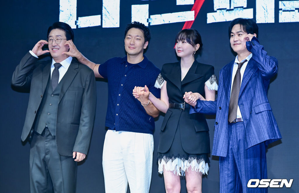 14일 오전 서울 종로구 JW 메리어트 동대문 스퀘어에서 디즈니+ 오리지널 시리즈 '나인 퍼즐' 제작발표회가 열렸다.윤종빈 감독의 신작 '나인 퍼즐’은 10년 전, 미결 사건의 유일한 목격자이자 현직 프로파일러인 ‘이나’(김다미)와 그를 끝까지 용의자로 의심하는 강력팀 형사 ‘한샘’(손석구)이 의문의 퍼즐 조각과 함께 다시 시작된 연쇄살인 사건의 비밀을 파헤치는 추리 스릴러다.배우 현봉식, 손석구, 김다미, 김성균이 포토타임을 하고 있다. 2025.05.14 /jpnews@osen.co.kr