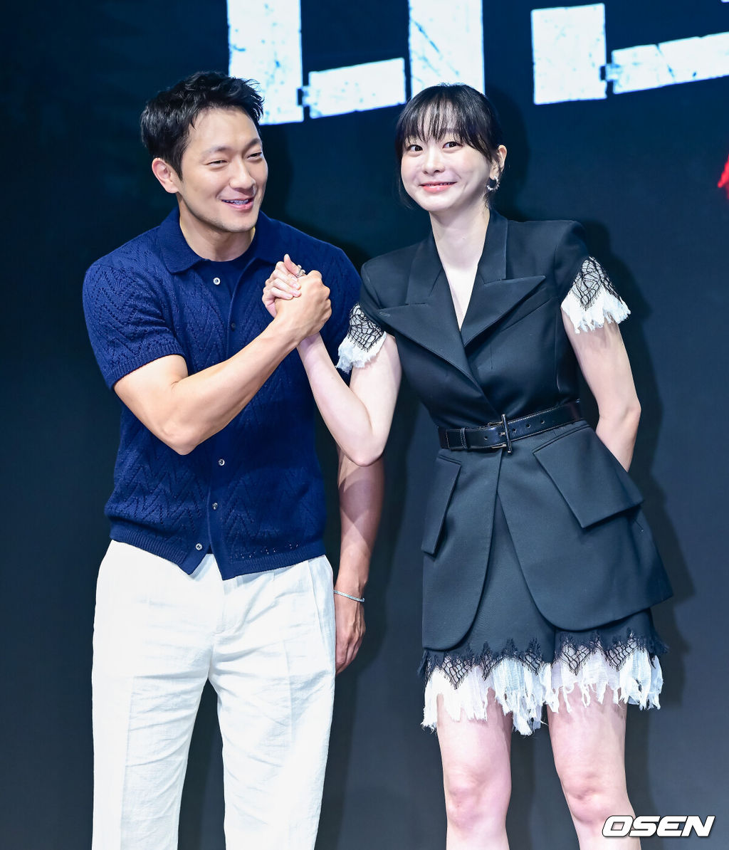 14일 오전 서울 종로구 JW 메리어트 동대문 스퀘어에서 디즈니+ 오리지널 시리즈 '나인 퍼즐' 제작발표회가 열렸다.윤종빈 감독의 신작 '나인 퍼즐’은 10년 전, 미결 사건의 유일한 목격자이자 현직 프로파일러인 ‘이나’(김다미)와 그를 끝까지 용의자로 의심하는 강력팀 형사 ‘한샘’(손석구)이 의문의 퍼즐 조각과 함께 다시 시작된 연쇄살인 사건의 비밀을 파헤치는 추리 스릴러다.배우 손석구, 김다미가 포토타임을 하고 있다. 2025.05.14 /jpnews@osen.co.kr