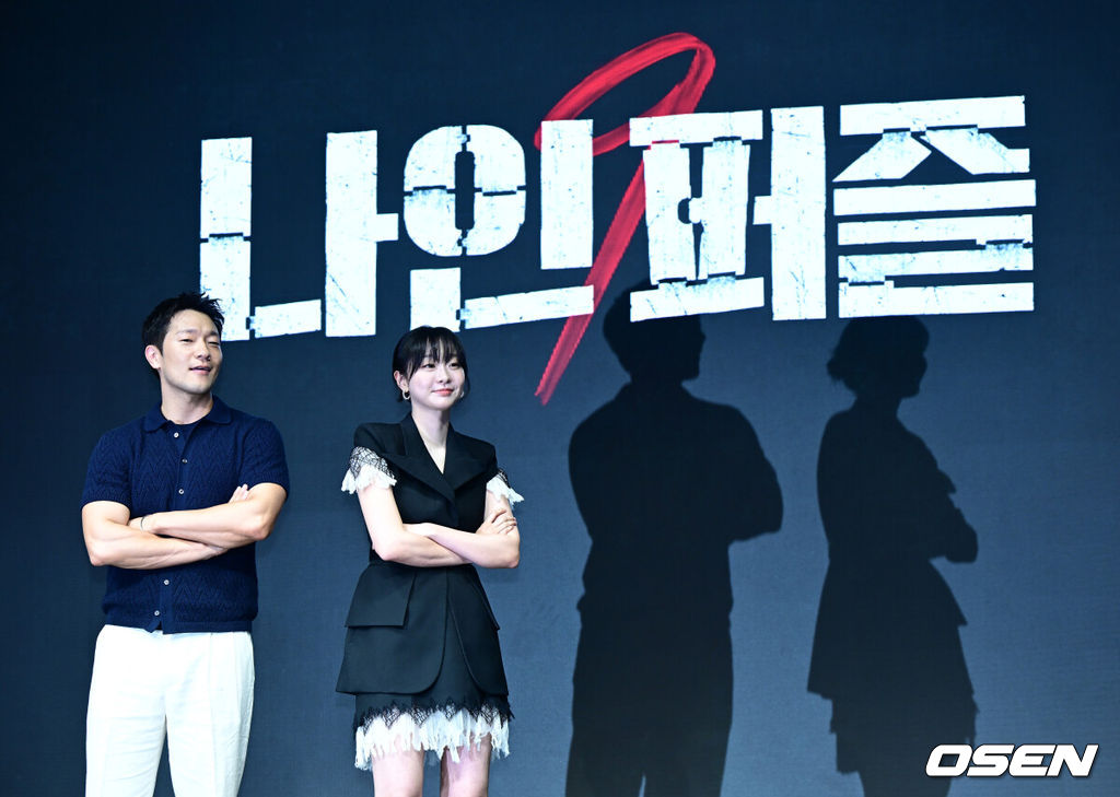14일 오전 서울 종로구 JW 메리어트 동대문 스퀘어에서 디즈니+ 오리지널 시리즈 '나인 퍼즐' 제작발표회가 열렸다.윤종빈 감독의 신작 '나인 퍼즐’은 10년 전, 미결 사건의 유일한 목격자이자 현직 프로파일러인 ‘이나’(김다미)와 그를 끝까지 용의자로 의심하는 강력팀 형사 ‘한샘’(손석구)이 의문의 퍼즐 조각과 함께 다시 시작된 연쇄살인 사건의 비밀을 파헤치는 추리 스릴러다.배우 손석구, 김다미가 포토타임을 하고 있다. 2025.05.14 /jpnews@osen.co.kr