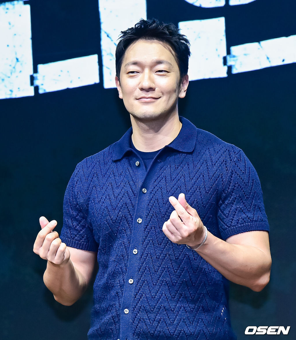 14일 오전 서울 종로구 JW 메리어트 동대문 스퀘어에서 디즈니+ 오리지널 시리즈 '나인 퍼즐' 제작발표회가 열렸다.윤종빈 감독의 신작 '나인 퍼즐’은 10년 전, 미결 사건의 유일한 목격자이자 현직 프로파일러인 ‘이나’(김다미)와 그를 끝까지 용의자로 의심하는 강력팀 형사 ‘한샘’(손석구)이 의문의 퍼즐 조각과 함께 다시 시작된 연쇄살인 사건의 비밀을 파헤치는 추리 스릴러다.배우 손석구가 포토타임을 하고 있다. 2025.05.14 /jpnews@osen.co.kr