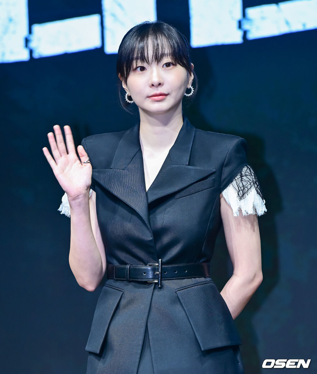 14일 오전 서울 종로구 JW 메리어트 동대문 스퀘어에서 디즈니+ 오리지널 시리즈 '나인 퍼즐' 제작발표회가 열렸다.윤종빈 감독의 신작 '나인 퍼즐’은 10년 전, 미결 사건의 유일한 목격자이자 현직 프로파일러인 ‘이나’(김다미)와 그를 끝까지 용의자로 의심하는 강력팀 형사 ‘한샘’(손석구)이 의문의 퍼즐 조각과 함께 다시 시작된 연쇄살인 사건의 비밀을 파헤치는 추리 스릴러다.배우 김다미가 포토타임을 하고 있다. 2025.05.14 /jpnews@osen.co.kr