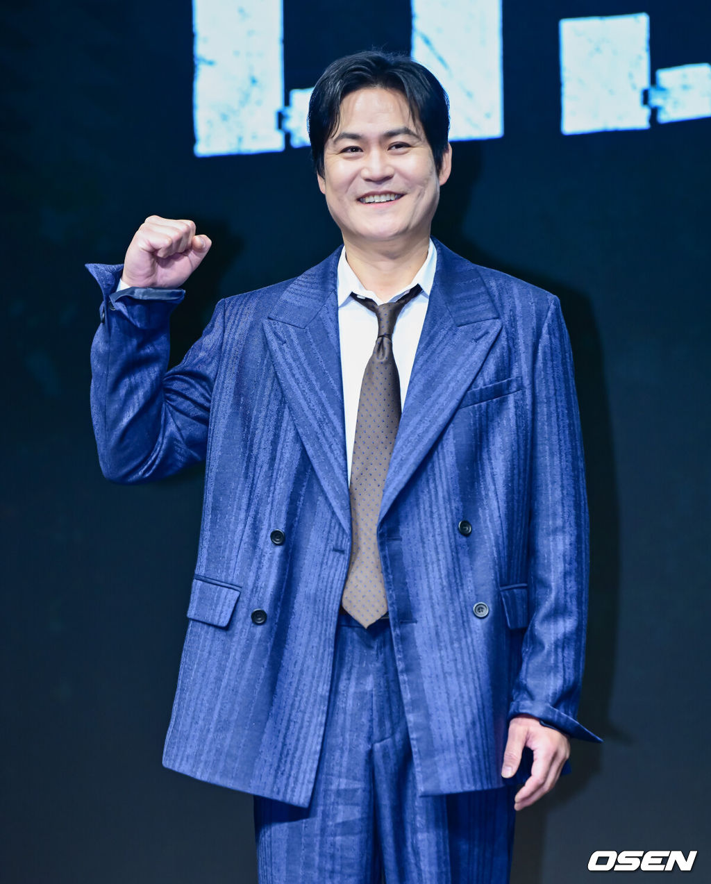 14일 오전 서울 종로구 JW 메리어트 동대문 스퀘어에서 디즈니+ 오리지널 시리즈 '나인 퍼즐' 제작발표회가 열렸다.윤종빈 감독의 신작 '나인 퍼즐’은 10년 전, 미결 사건의 유일한 목격자이자 현직 프로파일러인 ‘이나’(김다미)와 그를 끝까지 용의자로 의심하는 강력팀 형사 ‘한샘’(손석구)이 의문의 퍼즐 조각과 함께 다시 시작된 연쇄살인 사건의 비밀을 파헤치는 추리 스릴러다.배우 김성균이 포토타임을 하고 있다. 2025.05.14 /jpnews@osen.co.kr
