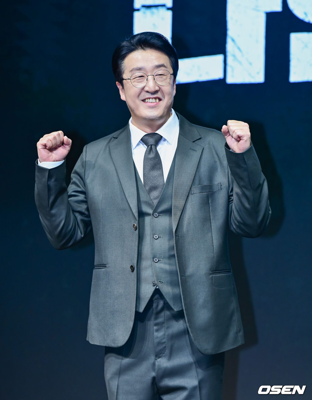 14일 오전 서울 종로구 JW 메리어트 동대문 스퀘어에서 디즈니+ 오리지널 시리즈 '나인 퍼즐' 제작발표회가 열렸다.윤종빈 감독의 신작 '나인 퍼즐’은 10년 전, 미결 사건의 유일한 목격자이자 현직 프로파일러인 ‘이나’(김다미)와 그를 끝까지 용의자로 의심하는 강력팀 형사 ‘한샘’(손석구)이 의문의 퍼즐 조각과 함께 다시 시작된 연쇄살인 사건의 비밀을 파헤치는 추리 스릴러다.배우 현봉식이 포토타임을 하고 있다. 2025.05.14 /jpnews@osen.co.kr