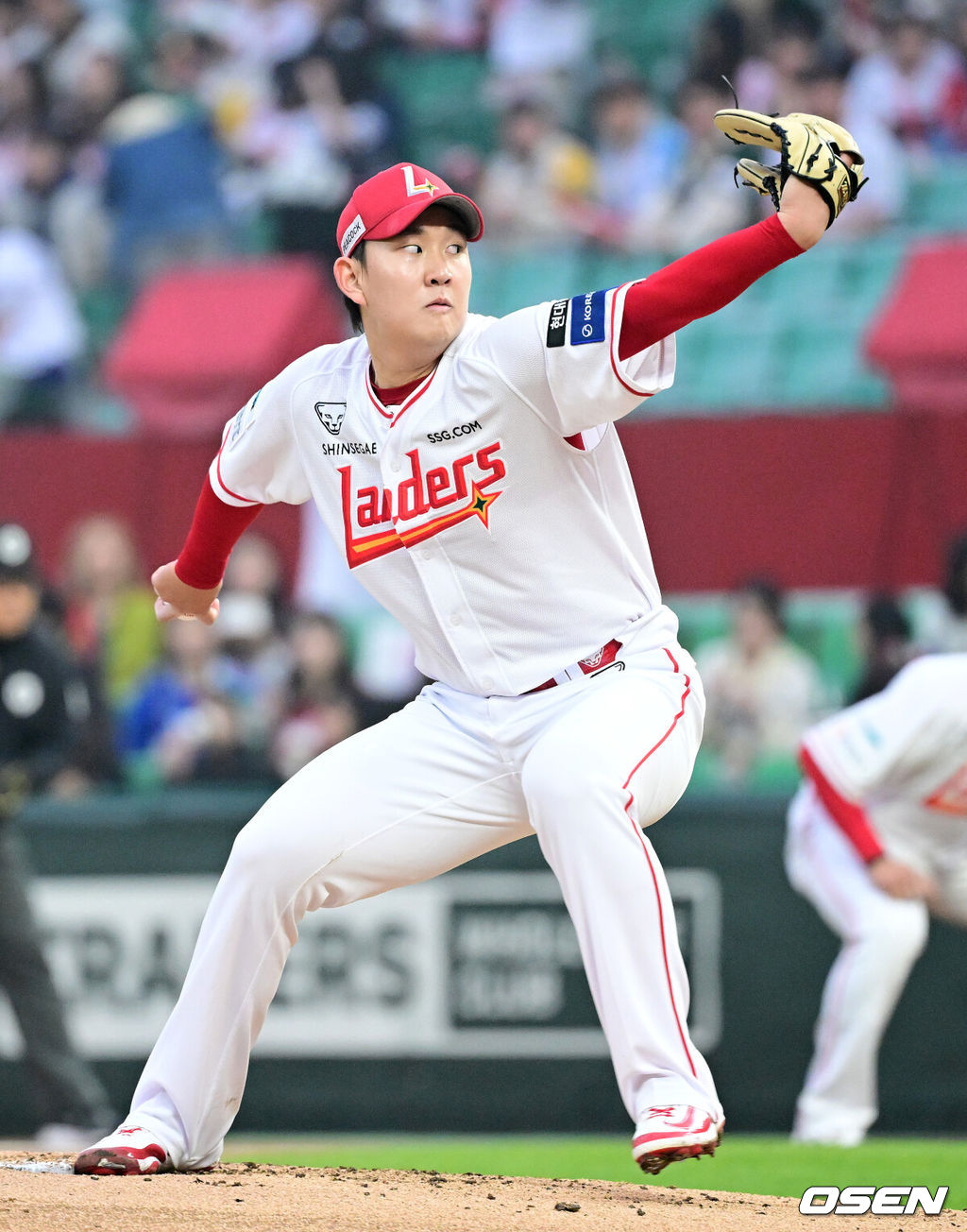 1일 오후 인천 SSG랜더스필드에서 ‘2025 신한 SOL Bank KBO리그’ SSG 랜더스와 삼성 라이온즈의 경기가 열렸다.이날 홈팀 SSG는 송영진, 방문팀 삼성은 이승현을 선발로 내세웠다.2회초 SSG 선발 송영진이 힘차게 공을 뿌리고 있다. 2025.05.01 / dreamer@osen.co.kr