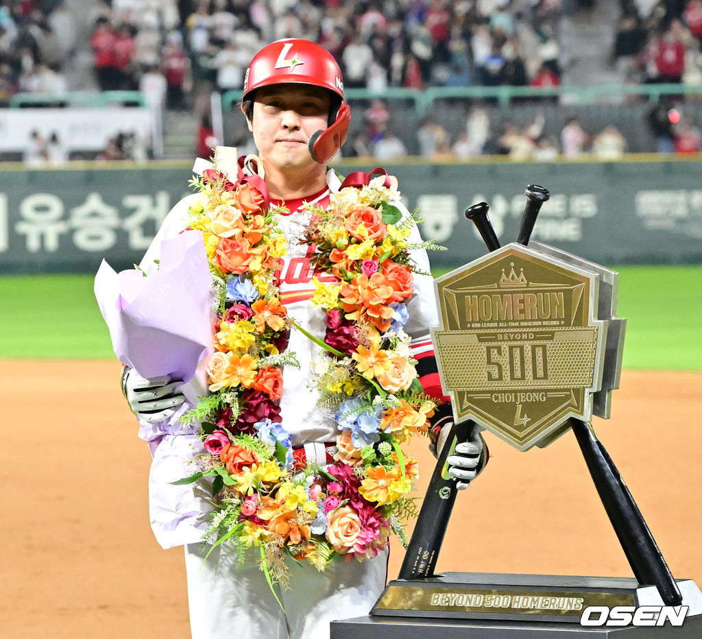 6회말 2사 주자 1루 SSG 최정이 좌월 동점 투런 홈런을 때리며 KBO리그 최초 500홈런에 성공한 후 기뻐하고 있다. 2025.05.13 / rumi@osen.co.kr