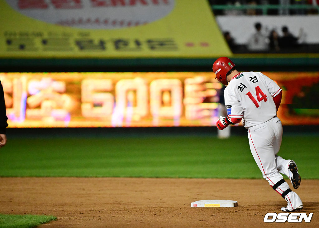 6회말 2사 주자 1루 SSG 최정이 좌월 동점 투런 홈런을 때리며 KBO리그 최초 500홈런에 성공하고 있다. 2025.05.13 / rumi@osen.co.kr