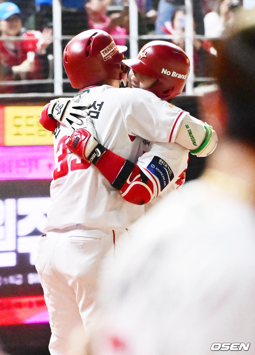 6회말 2사 주자 1루 SSG 최정이 좌월 동점 투런 홈런을 때리며 KBO리그 최초 500홈런에 성공한 후 홈을 밟으며 한유섬과 포옹을 하고 있다. 2025.05.13 / rumi@osen.co.kr