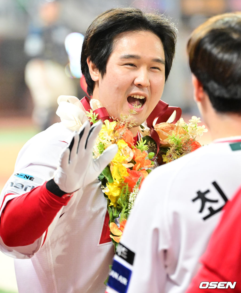 6회말 2사 주자 1루 SSG 최정이 좌월 동점 투런 홈런을 때리며 KBO리그 최초 500홈런에 성공한 후 기뻐하고 있다. 2025.05.13 / rumi@osen.co.kr