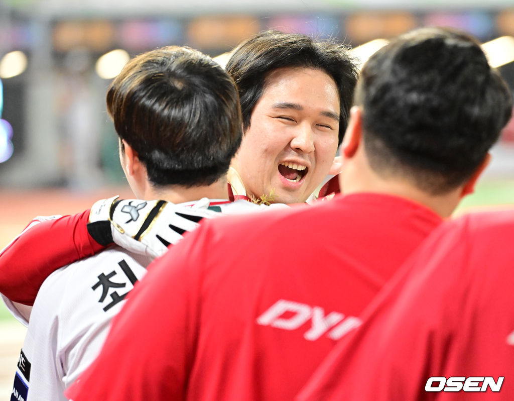 6회말 2사 주자 1루 SSG 최정이 좌월 동점 투런 홈런을 때리며 KBO리그 최초 500홈런에 성공한 후 기뻐하고 있다. 2025.05.13 / rumi@osen.co.kr