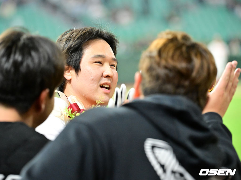 6회말 2사 주자 1루 SSG 최정이 좌월 동점 투런 홈런을 때리며 KBO리그 최초 500홈런에 성공한 후 기뻐하고 있다. 2025.05.13 / rumi@osen.co.kr