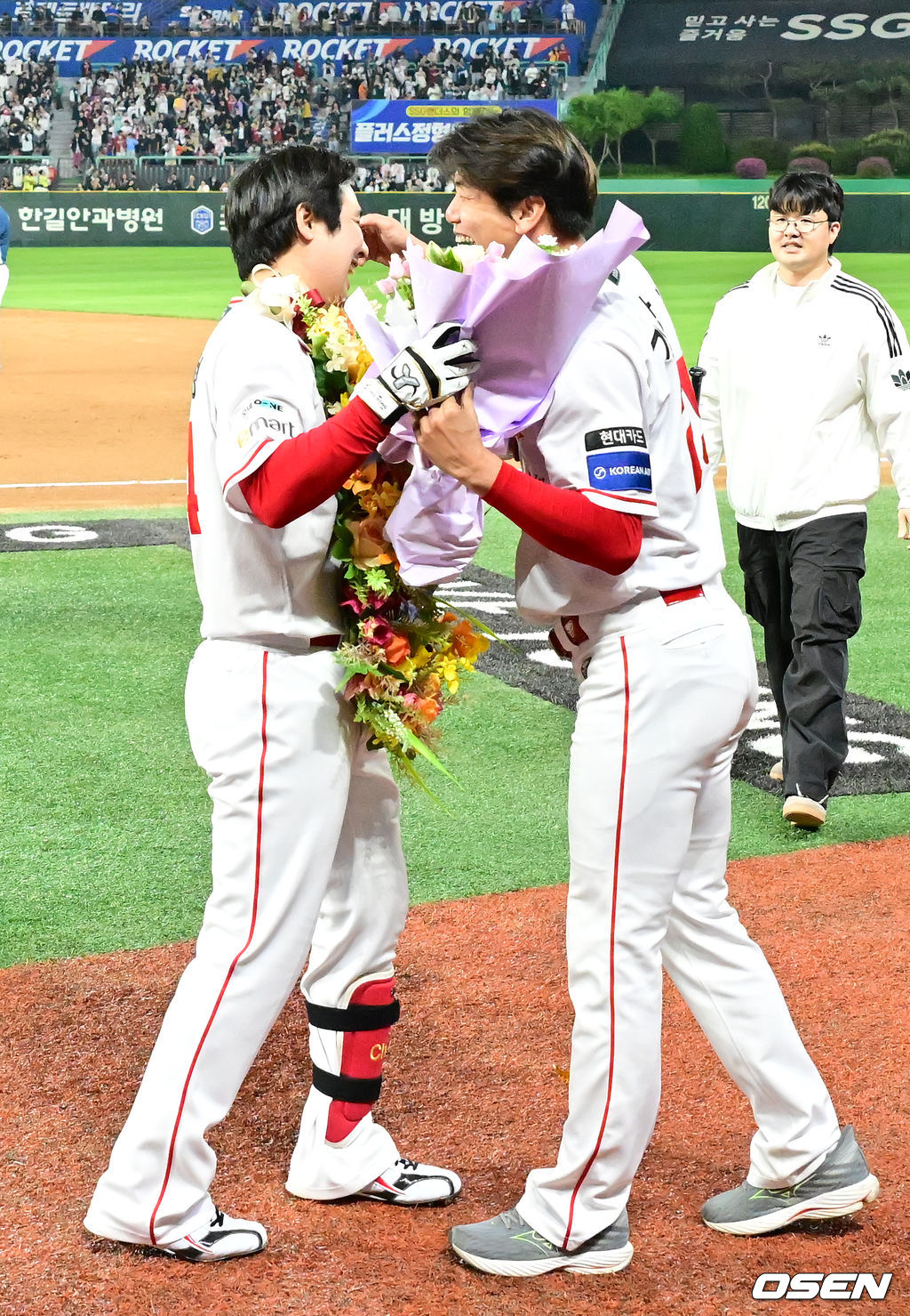 6회말 2사 주자 1루 SSG 최정이 좌월 동점 투런 홈런을 때리며 KBO리그 최초 500홈런에 성공한 후 주장 김광현에게 꽃다발을 받으며 포옹을 하고 있다. 2025.05.13 / rumi@osen.co.kr