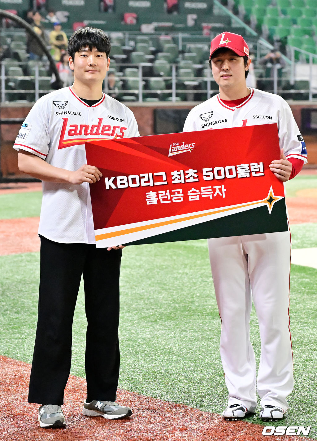 이 경기에서 SSG 최정은 4타수 2안타 1홈런 2타점 1득점으로 활약했다. 6회 극적인 동점 투런홈런을 날리며 팬들을 열광시켰다. 최정은 이 홈런으로 KBO리그 최초로 500홈런을 기록했다. SSG는 6-3 역전승을 거두고 3연승을 질주했다. 경기를 마치고 최정이 500홈런 홈런공 습득한 팬과 기념 촬영하고 있다. 2025.05.13 / rumi@osen.co.kr